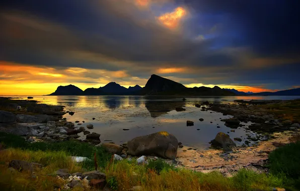 Море, лето, скалы, спокойствие