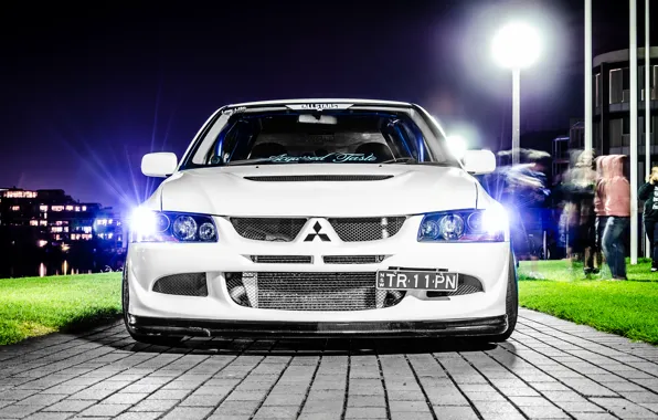 Картинка белый, ночь, город, Mitsubishi, Lancer, Evolution, evo, лансер