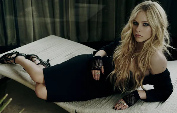 Картинка взгляд, поза, Девушка, платье, певица, Avril Lavigne, Аврил Лавин