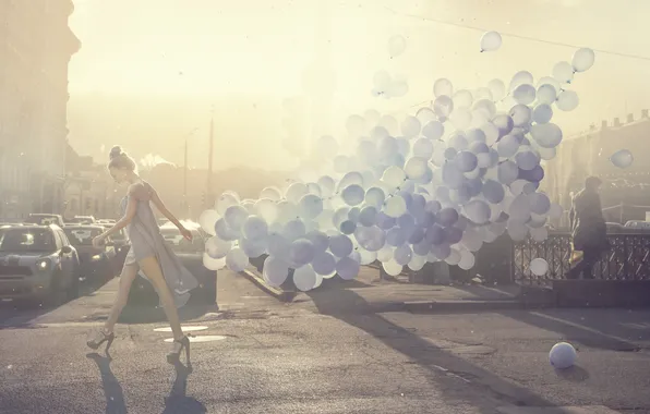Дорога, девушка, город, воздушные шары, улица