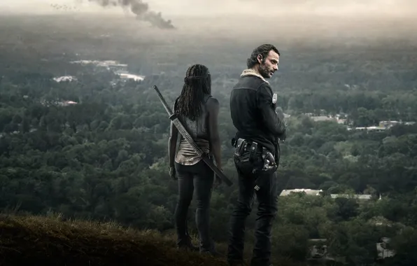 Лес, дым, катана, кобура, Rick Grimes, Andrew Lincoln, Michonne, Danai Gurira