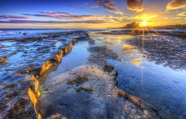 Картинка море, закат, замок, побережье, Шотландия, горизонт, лучи солнца, Bamburgh Castle