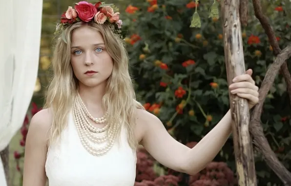 Картинка девушка, блондинка, бусы, венок