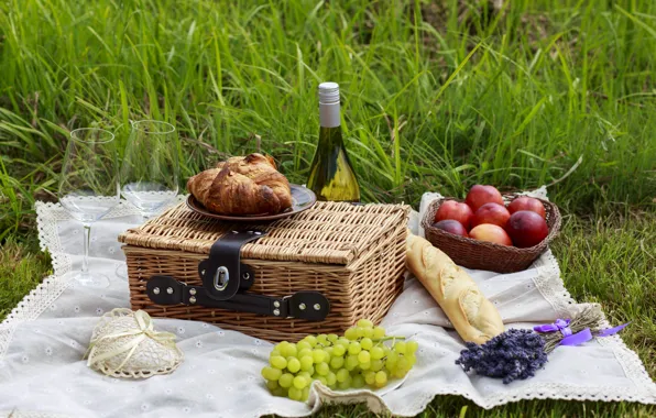 Картинка природа, вино, корзина, яблоки, бокалы, виноград, фрукты, пикник