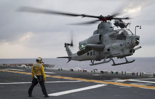 Вертолет, палуба, AH-1Z Viper