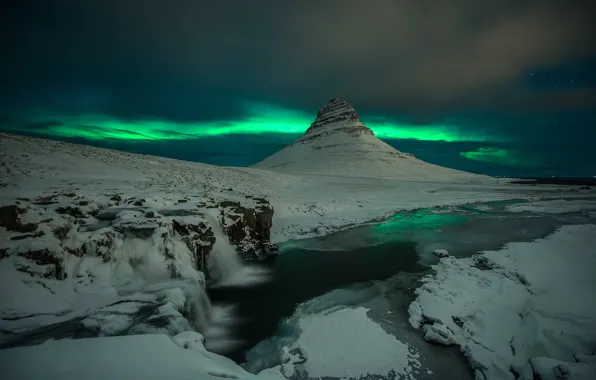 Картинка снег, ночь, скалы, гора, водопад, северное сияние, вулкан, Исландия