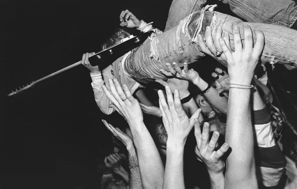 Толпа, гитара, руки, музыкант, Kurt Cobain, слэм