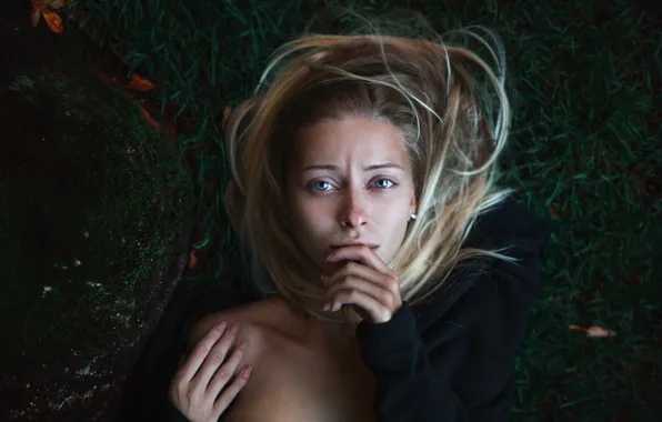 Картинка поза, портрет, взгляд, лежит, на траве, природа, Максим Густарев, блондинка