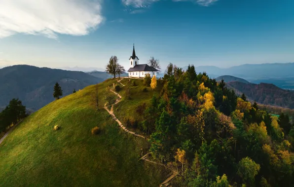 Картинка пейзаж, горы, природа, холмы, дорожка, церковь, леса, Словения