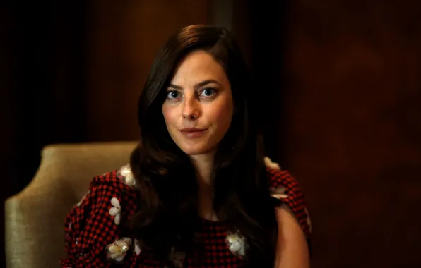 Взгляд, поза, макияж, актриса, hair, Кая Скоделарио, Kaya Scodelario, фон темный