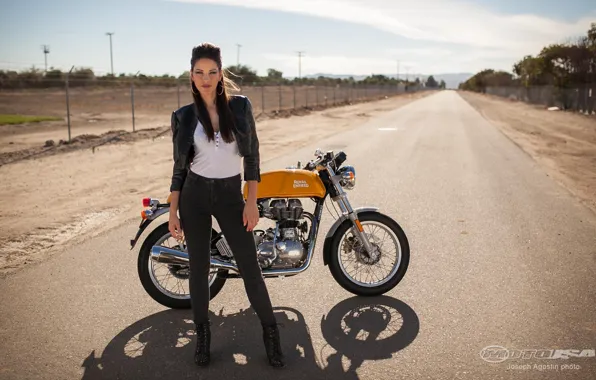 Взгляд, Девушки, девушка Raquel, позирует над мотоциклом Royal Enfield Continental GT