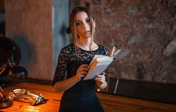 Взгляд, поза, стол, модель, лампа, портрет, макияж, платье