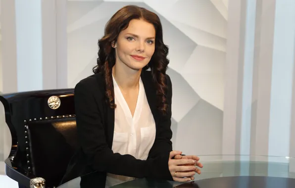Девушка, улыбка, стол, фон, стена, волосы, руки, актриса