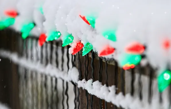 Картинка зима, снег, огни, забор, ограда, зеленые, красные, гирлянда