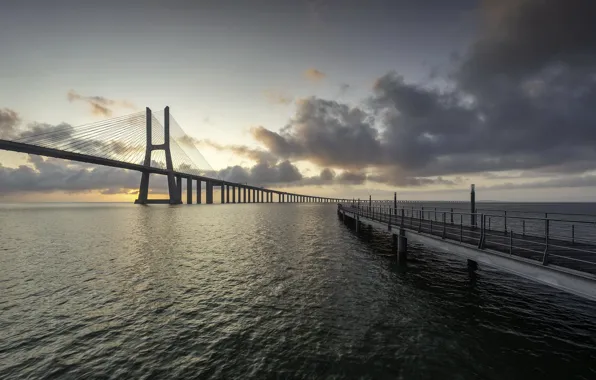 Portugal, Lisbon, Tagus River, Vasco da Gama Bridge