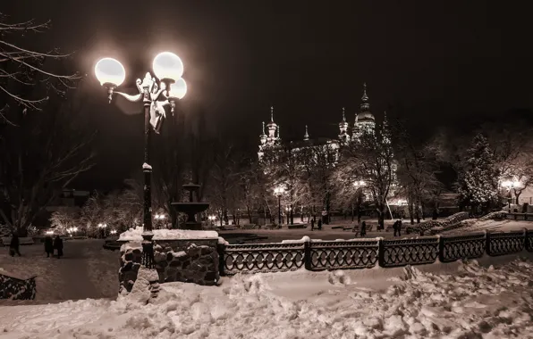 Картинка зима, снег, деревья, ограда, фонари, сугробы, фонтан, Украина