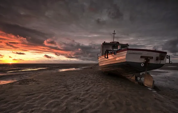 Море, закат, лодка