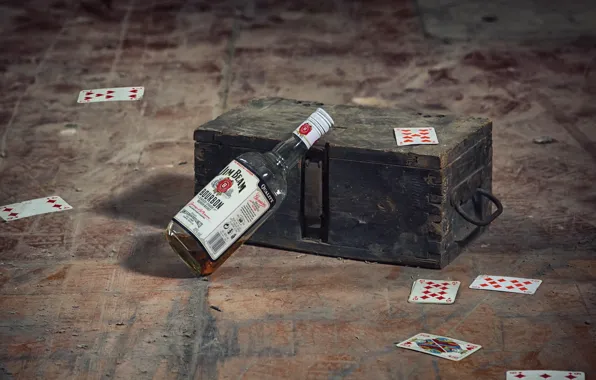 Карты, бутылка, ящик
