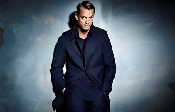 Картинка стена, актер, мужчина, пальто, Юэль Киннаман, Joel Kinnaman