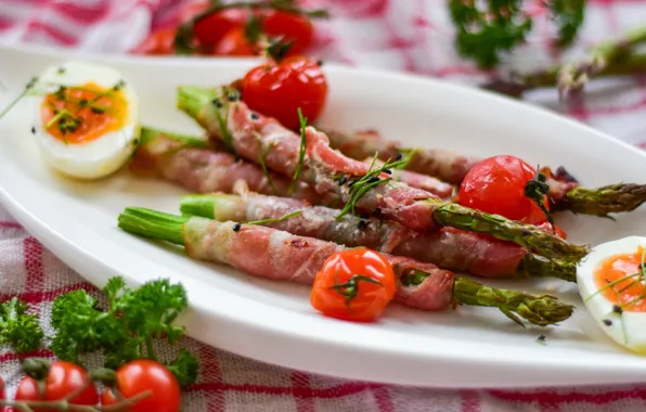 Яйца, мясо, помидоры, ветчина, спаржа