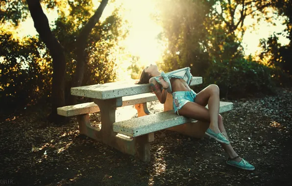 Картинка солнце, свет, деревья, природа, стол, ноги, шорты, Девушка