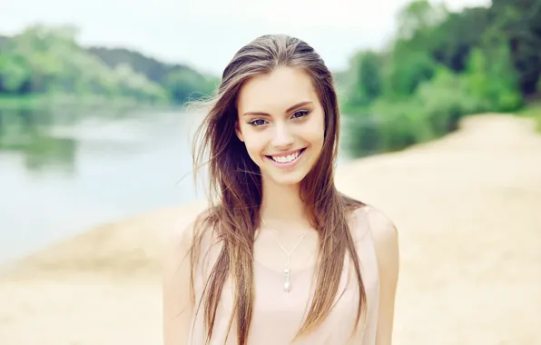 Картинка девушка, лицо, улыбка, фон, модель, волосы, красотка