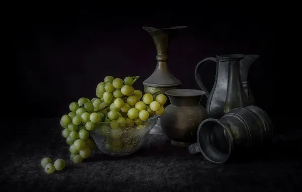 Виноград, ваза, черный фон, натюрморт, кувшины