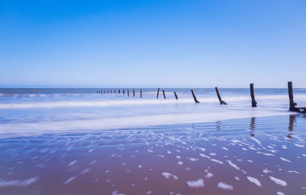 Картинка песок, море, небо, пена, голубое, берег, Англия, опоры