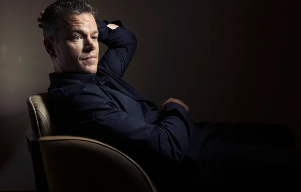 Картинка фотограф, актер, сидит, Мэтт Дэймон, фотосессия, в кресле, Matt Damon, для фильма