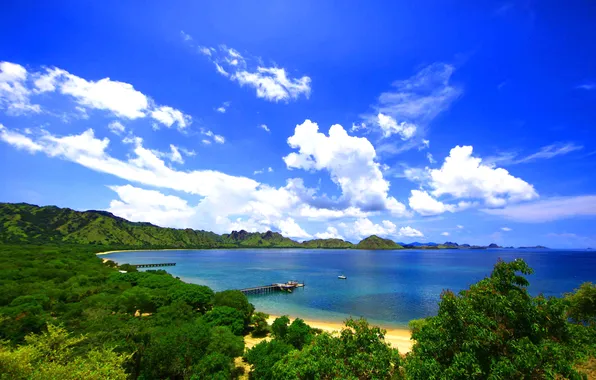 Песок, небо, облака, деревья, берег, лодка, залив