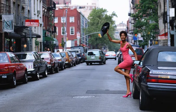 Картинка девушка, машины, город, улица, дома, шляпа, жест, темнокожая