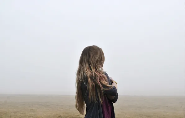 Картинка Девушка, Поле, Туман, Трава, Спина
