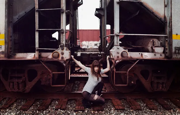 Девушка, вагоны, железная дорога