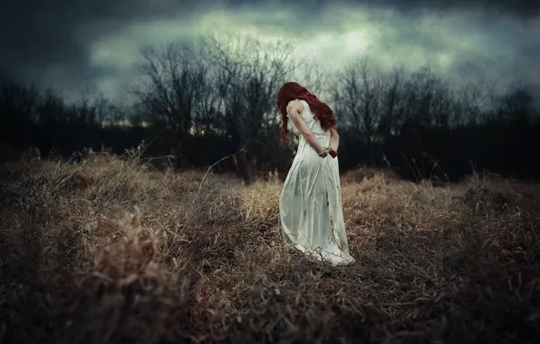 Картинка девушка, природа, поляна, отчаяние, платье белое, связанные руки
