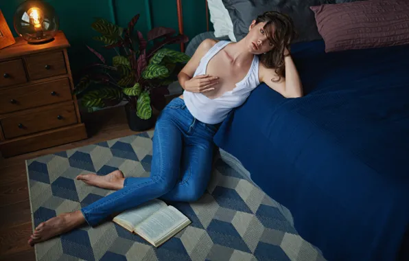 Картинка девушка, поза, кровать, джинсы, книга, коврик, Sergey Fat, Disha Shemetova