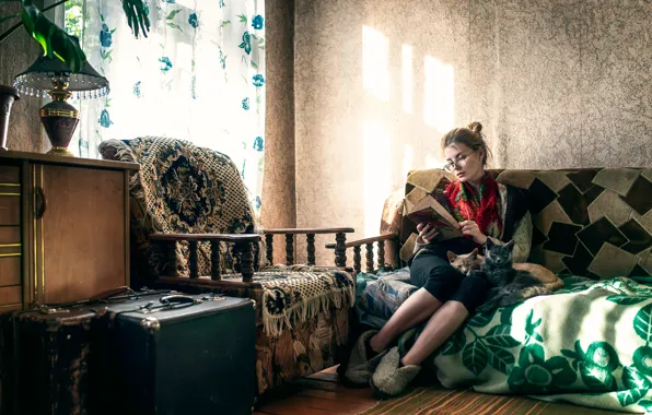 Картинка девушка, кошки, диван, мебель, старый дом, Maxim Guselnikov, Ирина Попова, Cat Lady
