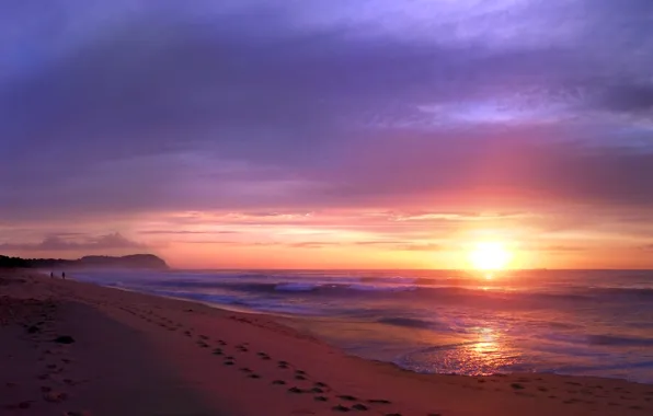 Картинка песок, пляж, небо, солнце, облака, закат, следы, люди