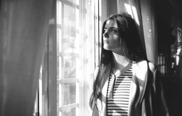 Картинка девушка, окно, черно-белое, смотрит