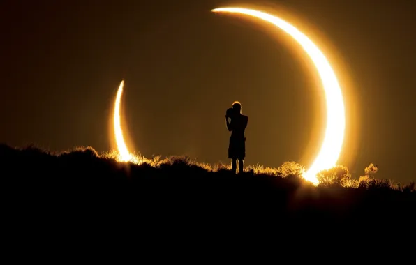 Картинка moon, National Geographic, nature, photographer, sun, man, silhouettes, solar eclipse