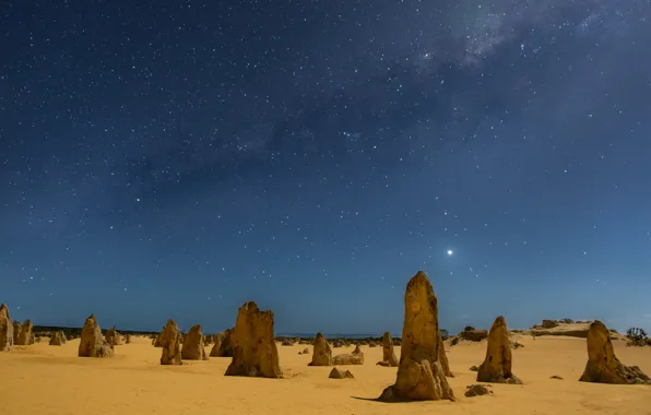 Картинка песок, звезды, ночь, столбы, Австралия, Млечный Путь, night, stars