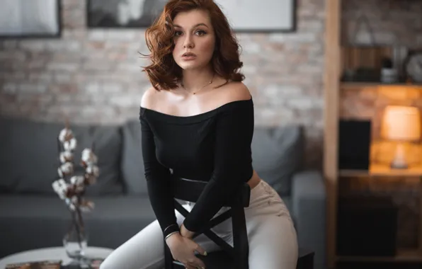 Девушка, поза, комната, диван, стул, шатенка, плечи, локоны