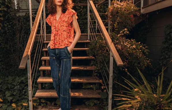 Картинка girl, sexy, blouse, beautiful, model, jeans, brunette, gorgeous