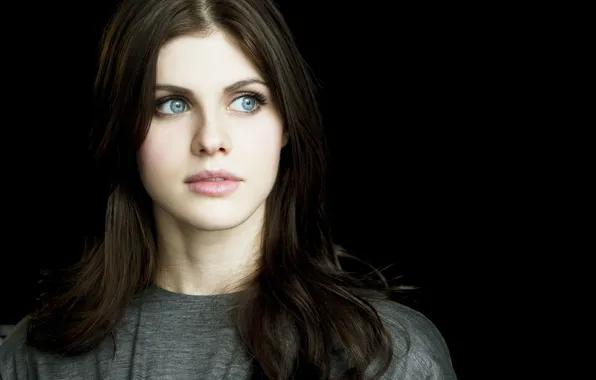 Портрет, актриса, брюнетка, красотка, черный фон, Александра Даддарио, Alexandra Daddario