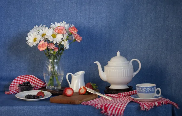 Картинка цветы, ягоды, букет, чайник, клубника, нож, чашка, натюрморт