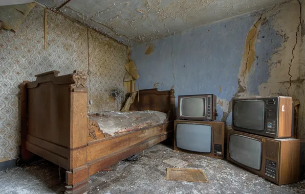 Комната, кровать, телевизоры