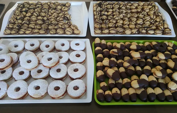 Cakes, sugar powder, chocolate cakes