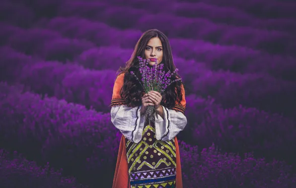Глаза, взгляд, девушка, цветы, лицо, букет, брюнетка, костюм