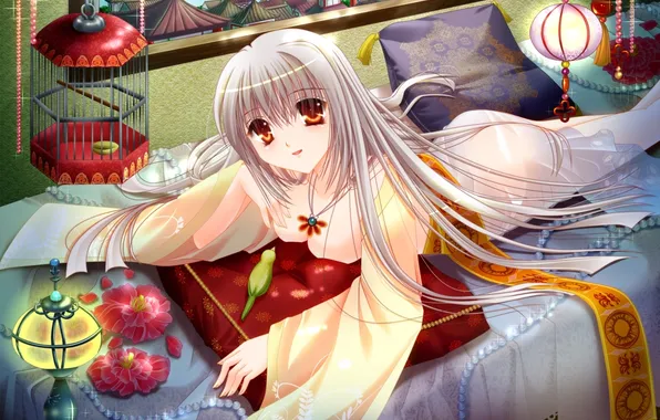 Птичка и цветочки, около нее бусы, девушка лежащая на кушетке