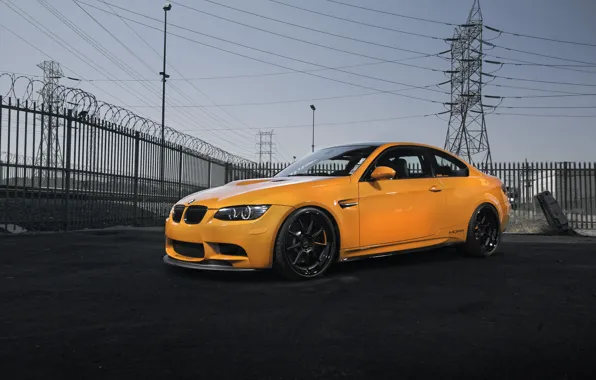 Картинка небо, оранжевый, чёрные, bmw, бмв, диски, вид сбоку, orange, e92, линии электропередач