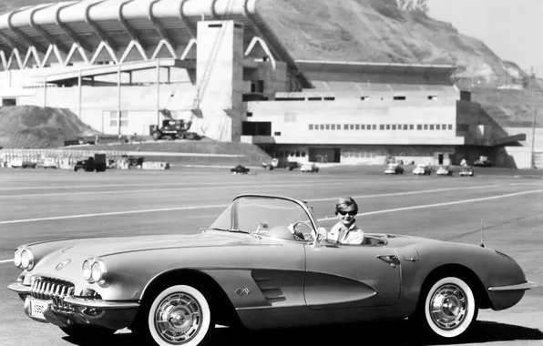 Картинка ретро, Corvette, аэродром, чёрнобелое, женьшина за рулём, 1959–60